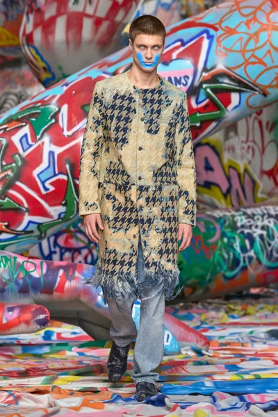 Look 15